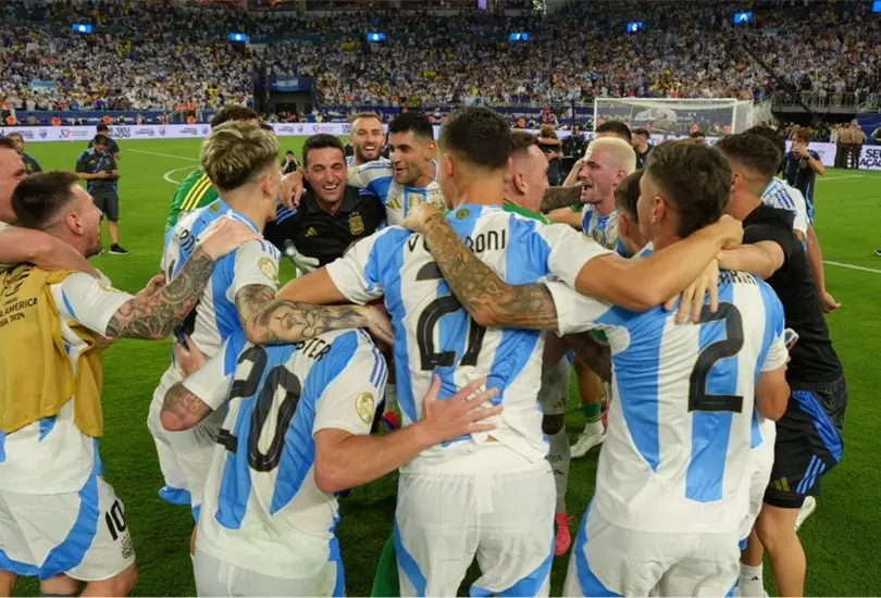 Los jugadores hicieron un pol&eacute;mico c&aacute;ntico en sus festejos y se filtr&oacute; en una transmisi&oacute;n en vivo.