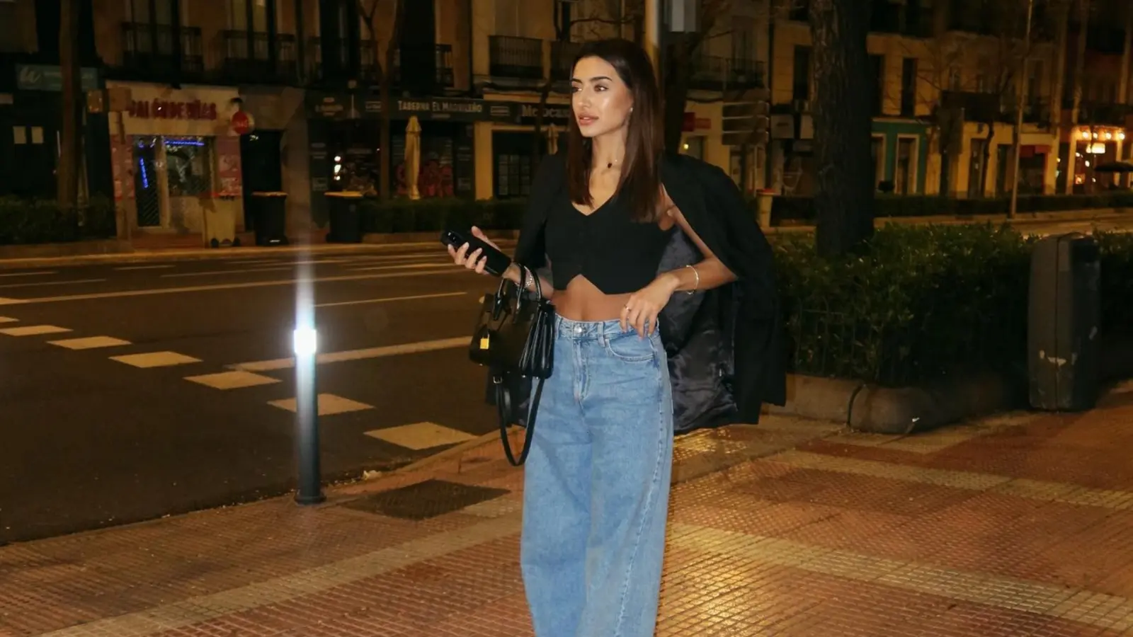 Tiene miles de seguidores, sin embargo no comparto mucho sobre su vida privada más allá de lo que hace con Dennis.