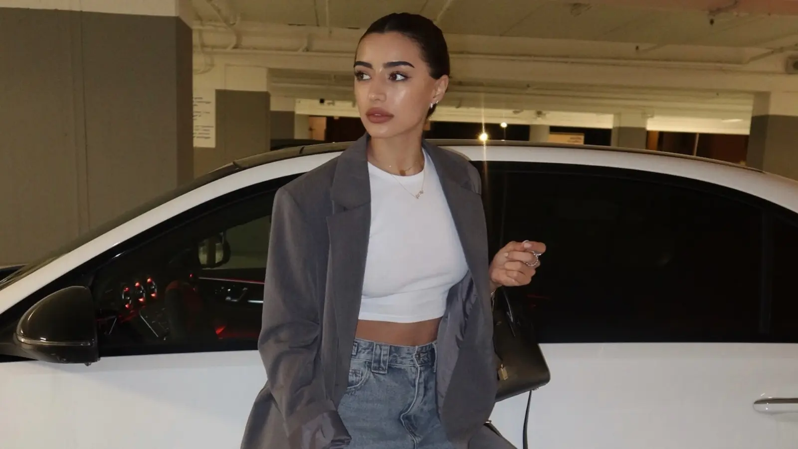 Alexandra tiene decenas de fotos con grandes lugares del mundo detrás.