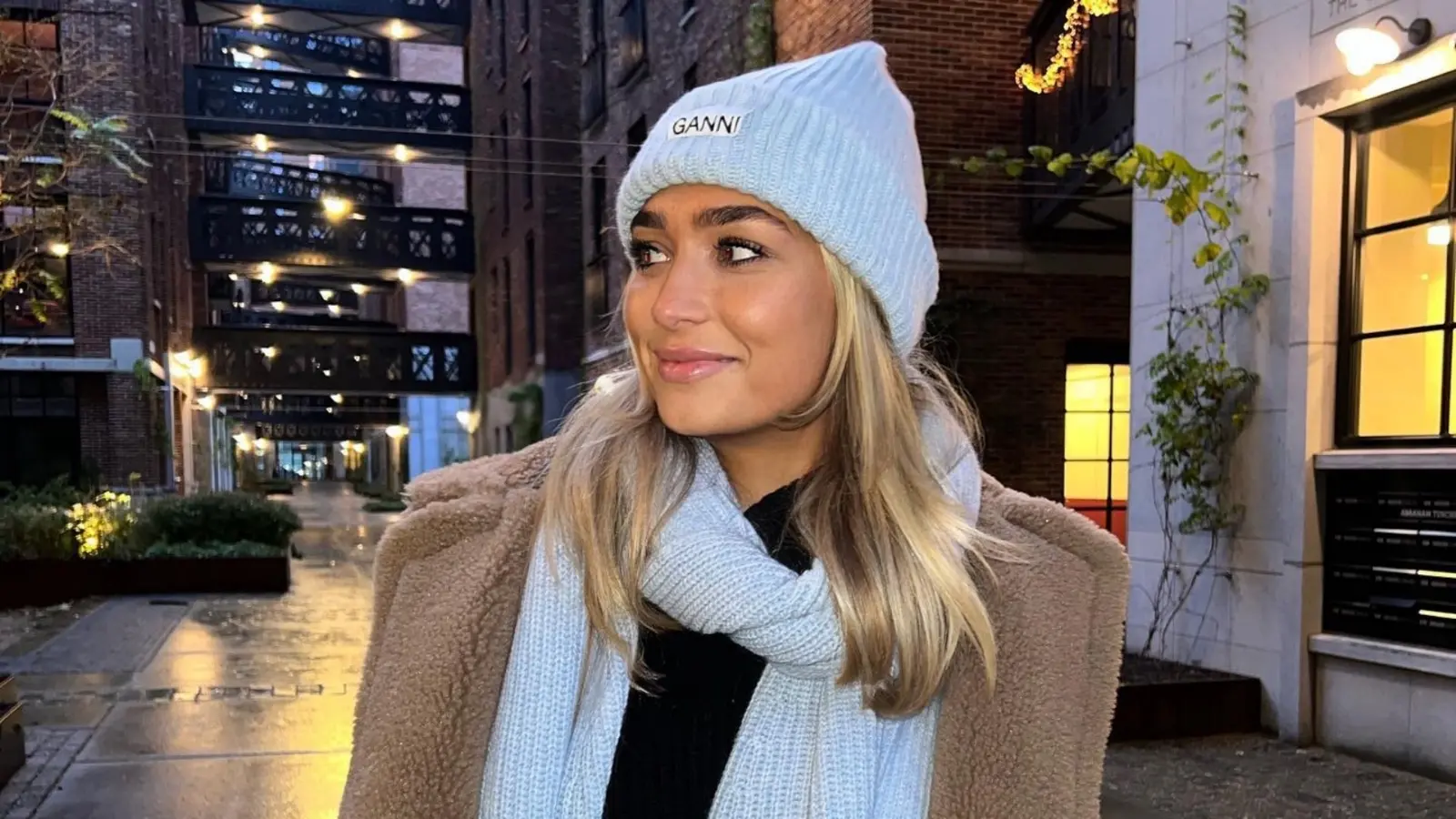 Ahora apoya a Gakpo en la Eurocopa a la distancia, ya que ha estado al cuidado de su bebé.