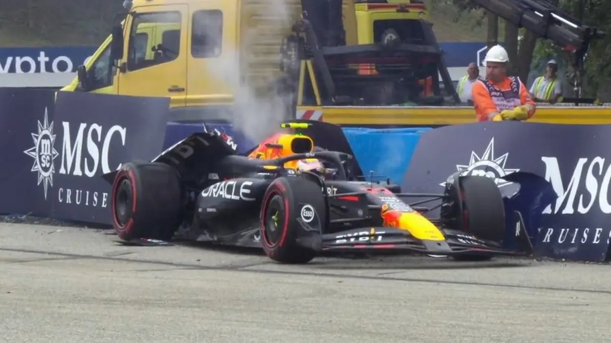 'Checo' Pérez perdió el control de su monoplaza y terminó estrellánndose contra un muro, quedando fuera de manera inmediata.