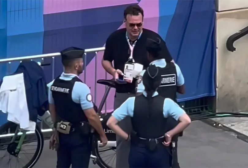 El mexicano se vio sorprendido cuando llegaba a una de las grabaciones sobre la cobertura de Par&iacute;s 2024.