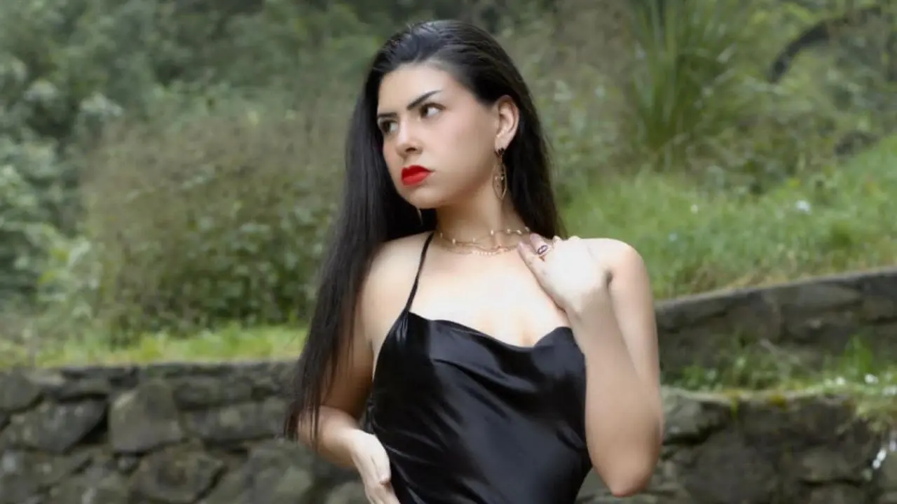 La modelo vende pinturas de sus piernas sobre lienzo, incluso presumió la forma en la que hace dichos cuadros.