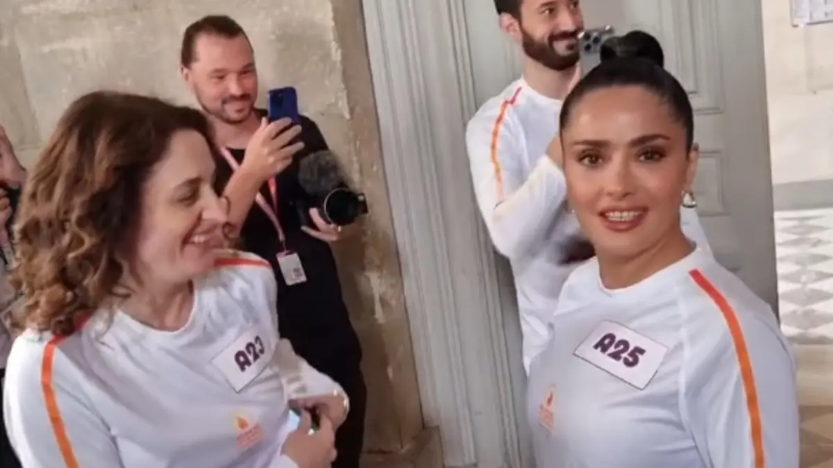 Salma Hayek invitó a todos sus seguidores a estar pendientes de sus redes sociales para más fotografías con la antorcha olímpica.