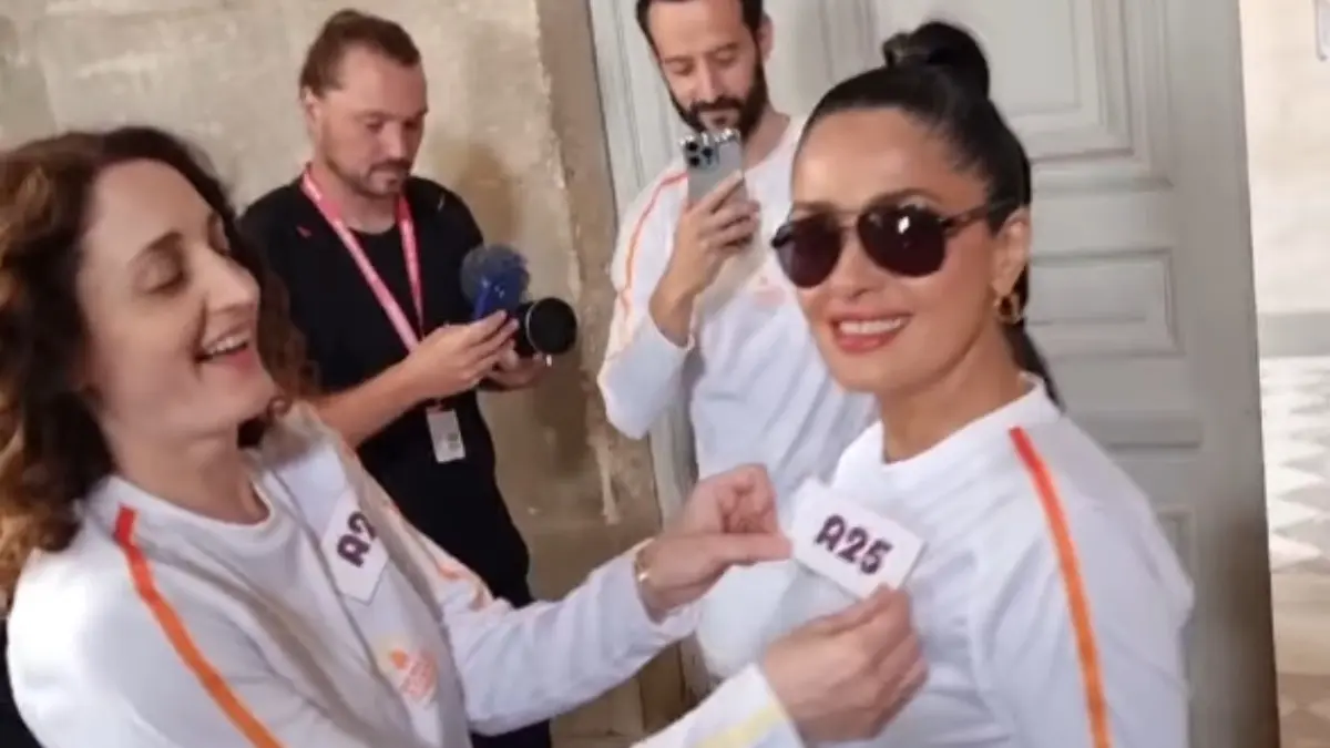 En el carrete que Salma Hayek mostró en Instagram se dejó ver entusiasmada y permitiendo todo tipo de atenciones para amenizar la experiencia.