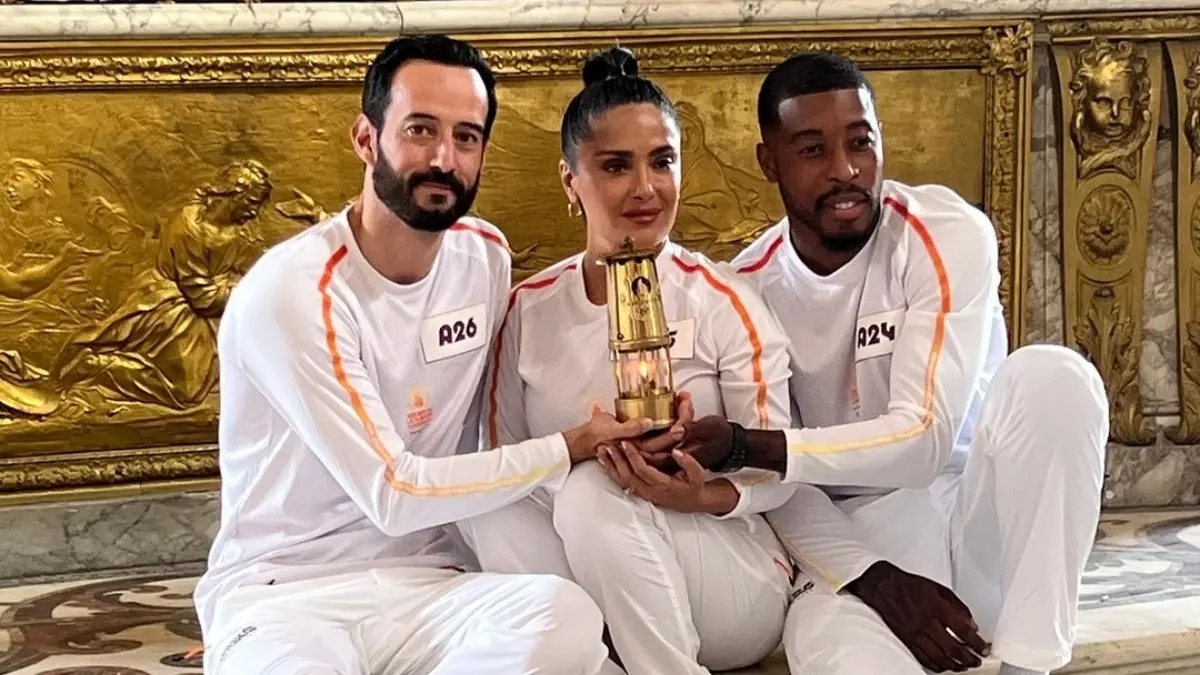 Durante su presentación Salma Hayek estuvo acompañada, además de Mathieu Forget, por Presnel Kimpembe, futbolista francés campeón del mundo.