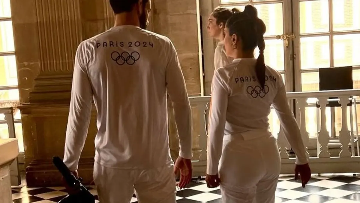 Durante la sesión de fotos previo a su recorrido se dejó ver con el fotógrafo Mathieu Forget..