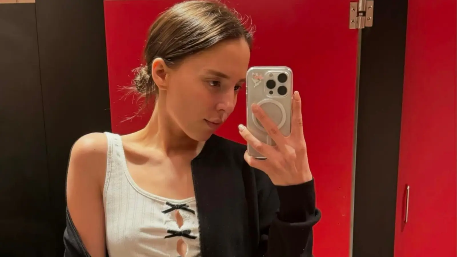 Se entonaron los himnos nacionales de ambos países y sorprendió la intérprete del mexicano.