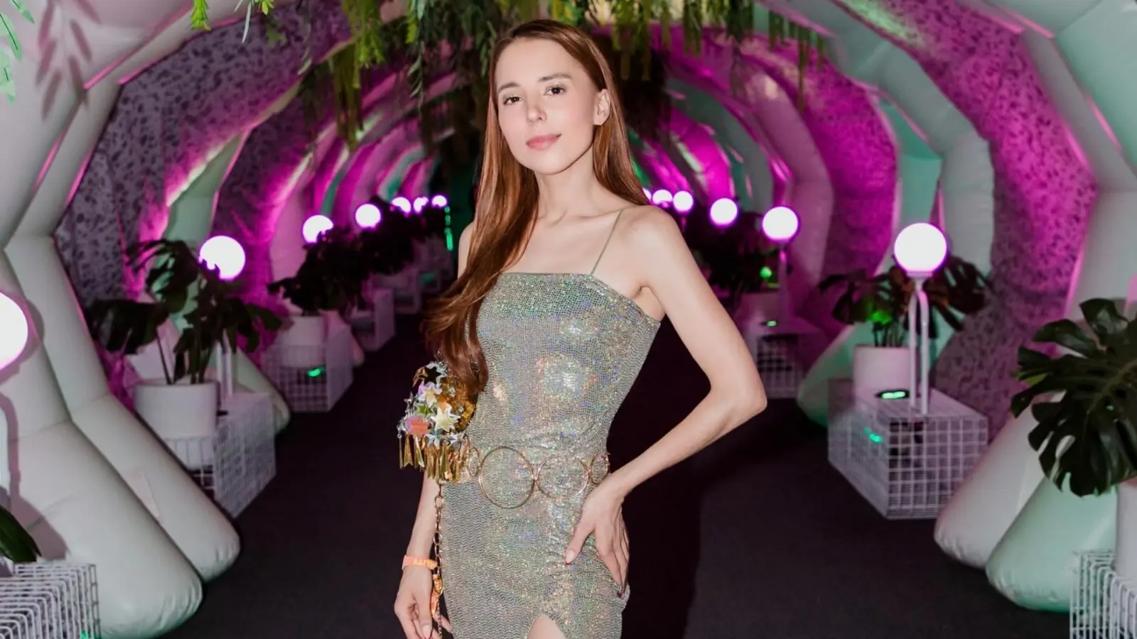 Su voz cautivó tanto a los televidentes como a los asistentes al estadio del encuentro.