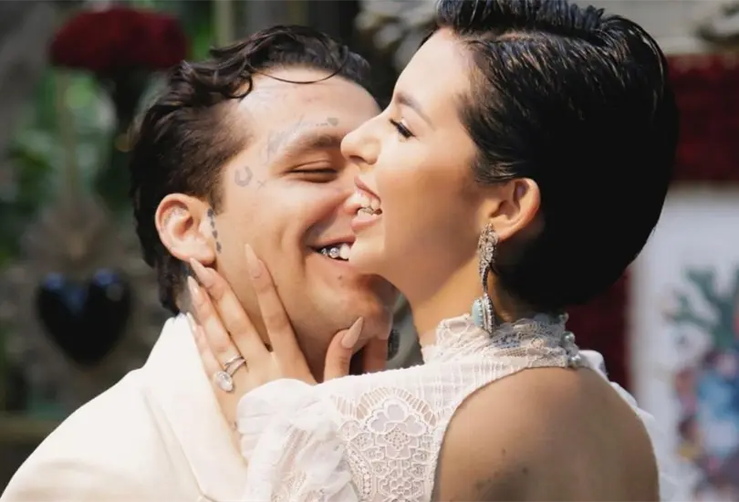 La pareja no dio pie a las especulaciones y confirm&oacute; su compromiso con una publicaci&oacute;n en redes sociales.