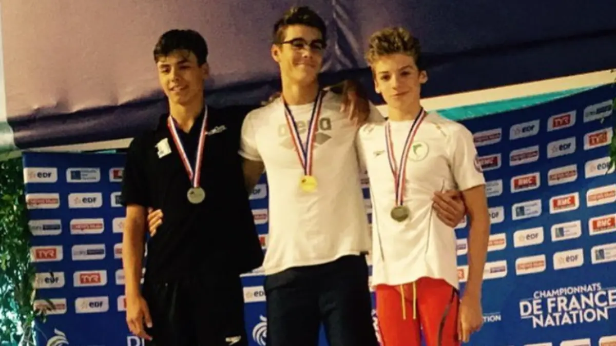 Naci&oacute; el 17 de mayo de 2002 en Toulouse, Marchand procede de una familia profundamente arraigada en la nataci&oacute;n. Su padre, Xavier Marchand, exmedallista de plata mundial y ol&iacute;mpico, y su madre, C&eacute;line Bonnet, ambos exnadadores franceses