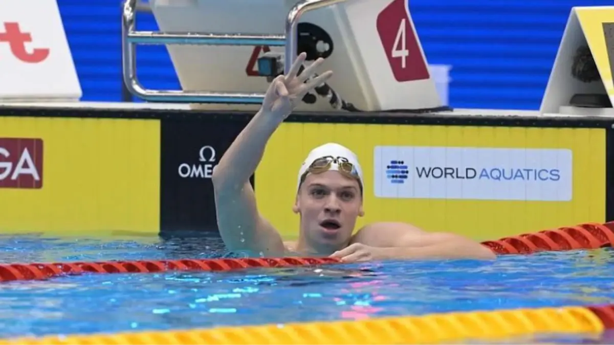 Continu&oacute; con su gran racha en 2023, ganando tres medallas de oro en el Campeonato de World Aquatics de Fukuoka, Jap&oacute;n. En el cual fue nombrado &acute;mejor nadador masculino&acute; de la justa.