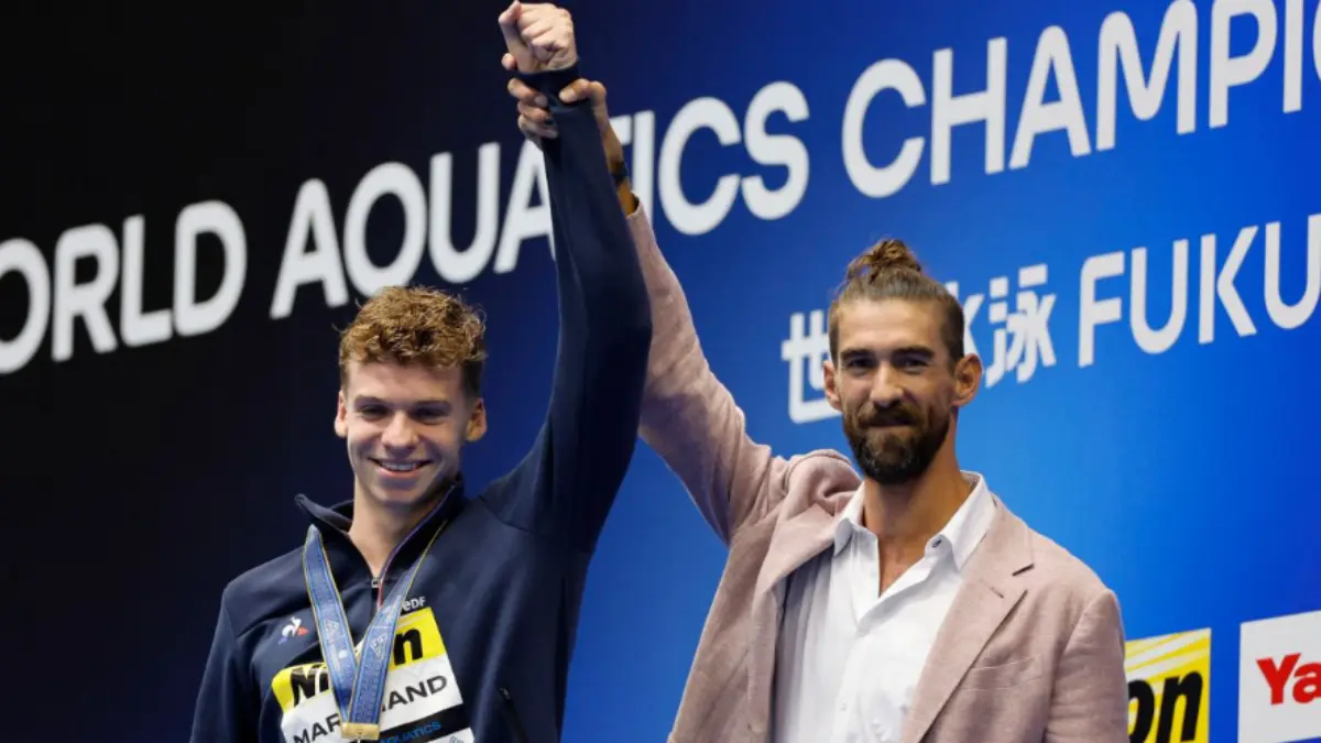 El franc&eacute;s L&eacute;on Marchand ha recibido una presea dorada de manos del hist&oacute;rico multimedallista Michael Phelps, lo que muchos han visto como el pase de estafeta en la nataci&oacute;n ol&iacute;mpica.