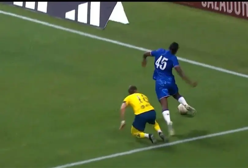 Los aficionados americanistas estallaron contra el jugador del Chelsea que fingi&oacute; una falta despu&eacute;s de una barrida del Chicote Calder&oacute;n 