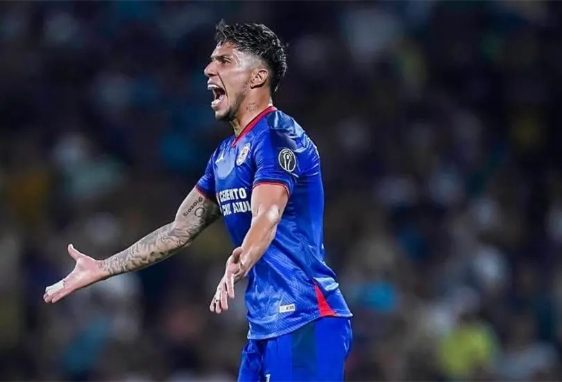Carlos Salcedo saldr&aacute; de Cruz Azul.