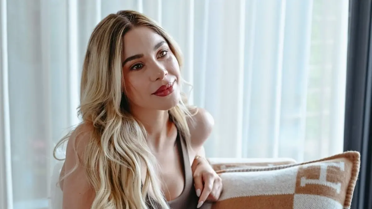 A finales de 2023, Andrea Navarro sufrió la partida de su padre luego de ser atacado en su negocio de autopartes.