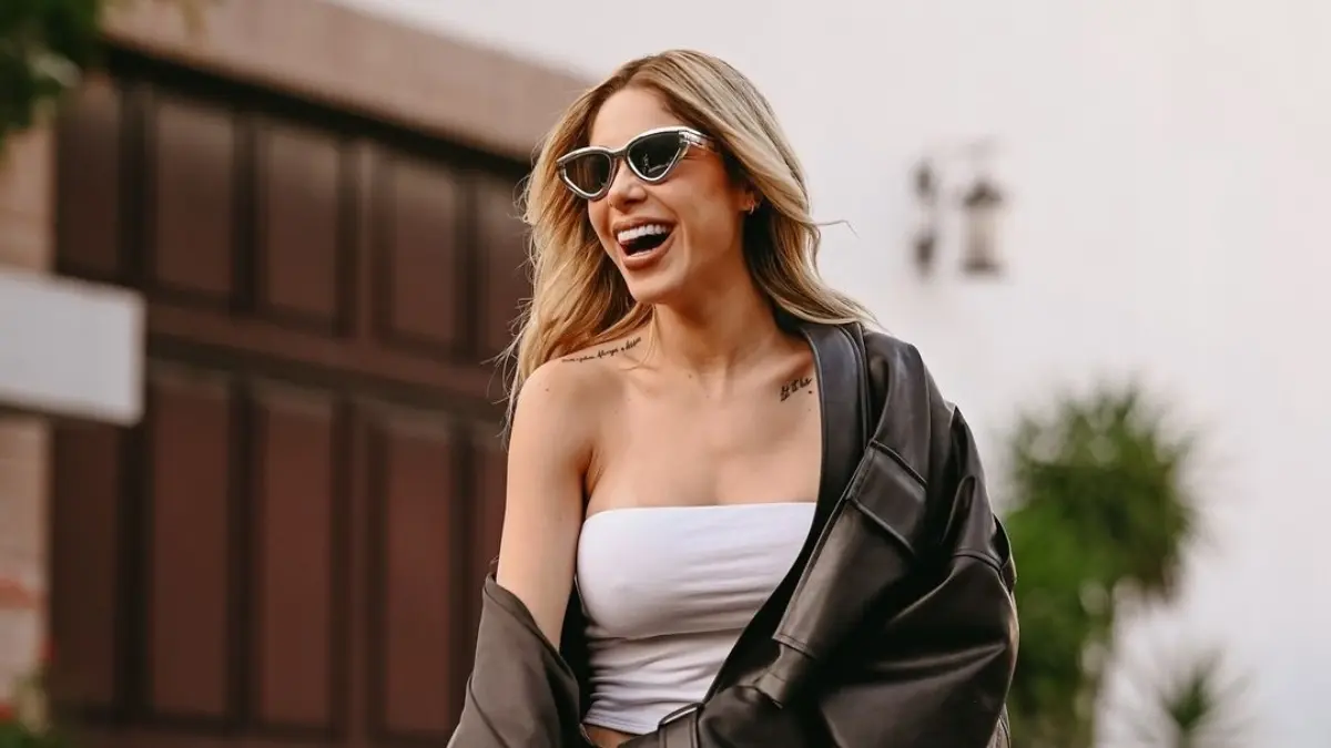 Andrea Navarro es una figura pública e influencer de redes sociales que se especializa en temas de belleza, moda y viajes.