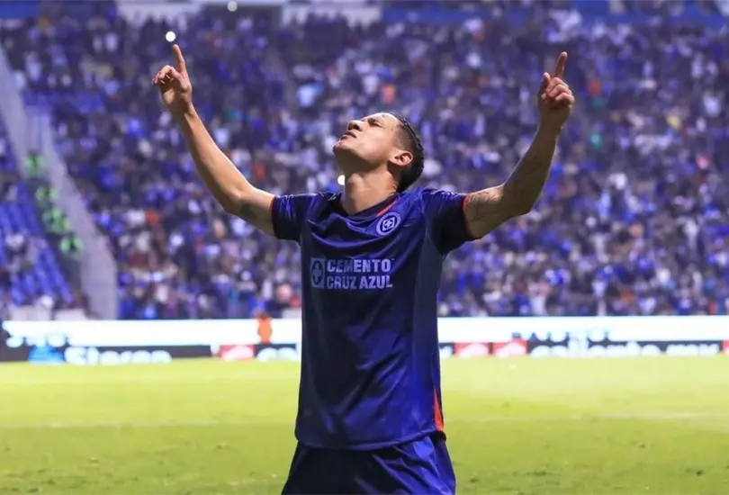 El futbolista mexicano est&aacute; muy cerca de volver a emigrar a Europa en busca de su crecimiento profesional.