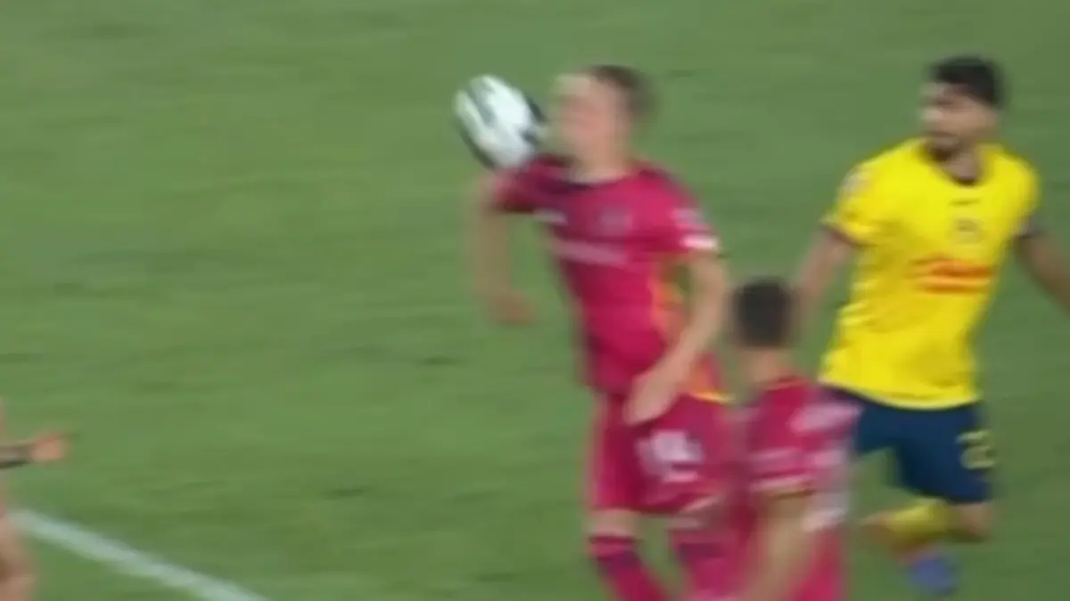 El central mexicano marcó un penal dudoso cuando el marcador se encontraba empatado a dos goles en el tramo final del partido.