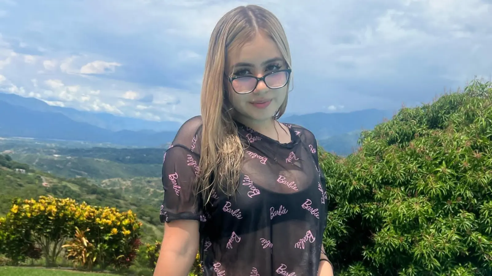 Su principal contenido es la transmisión en vivo de distintos tópicos, principalmente jugando videojuegos.