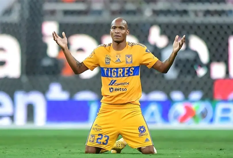 La acci&oacute;n fue filtrada en medios de comunicaci&oacute;n y dividi&oacute; opiniones sobre la intenci&oacute;n del futbolista.