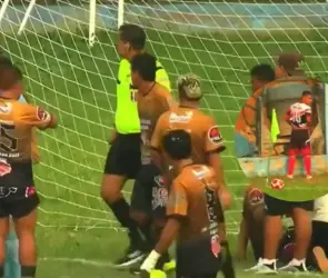 Futbolista es expulsado por orinar en plena cancha (VIDEO)