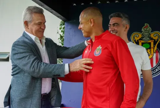 Javier Aguirre y Javier Chicharito Hernández se reencontraron en Verde Valle durante un entrenamiento de las Chivas, más tarde el Vasco mencionó que no le cerrará a nadie la convocatoria.