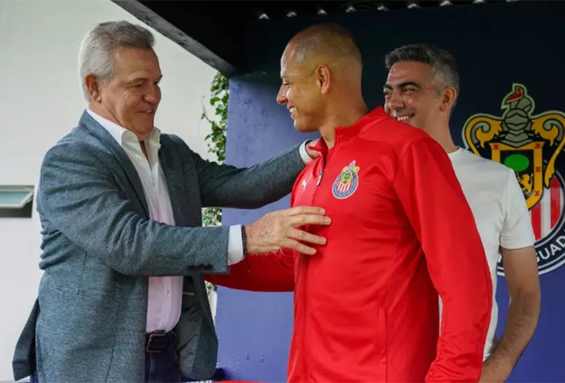 Javier Aguirre y Javier Chicharito Hern&aacute;ndez se reencontraron en Verde Valle durante un entrenamiento de las Chivas, m&aacute;s tarde el Vasco mencion&oacute; que no le cerrar&aacute; a nadie la convocatoria.