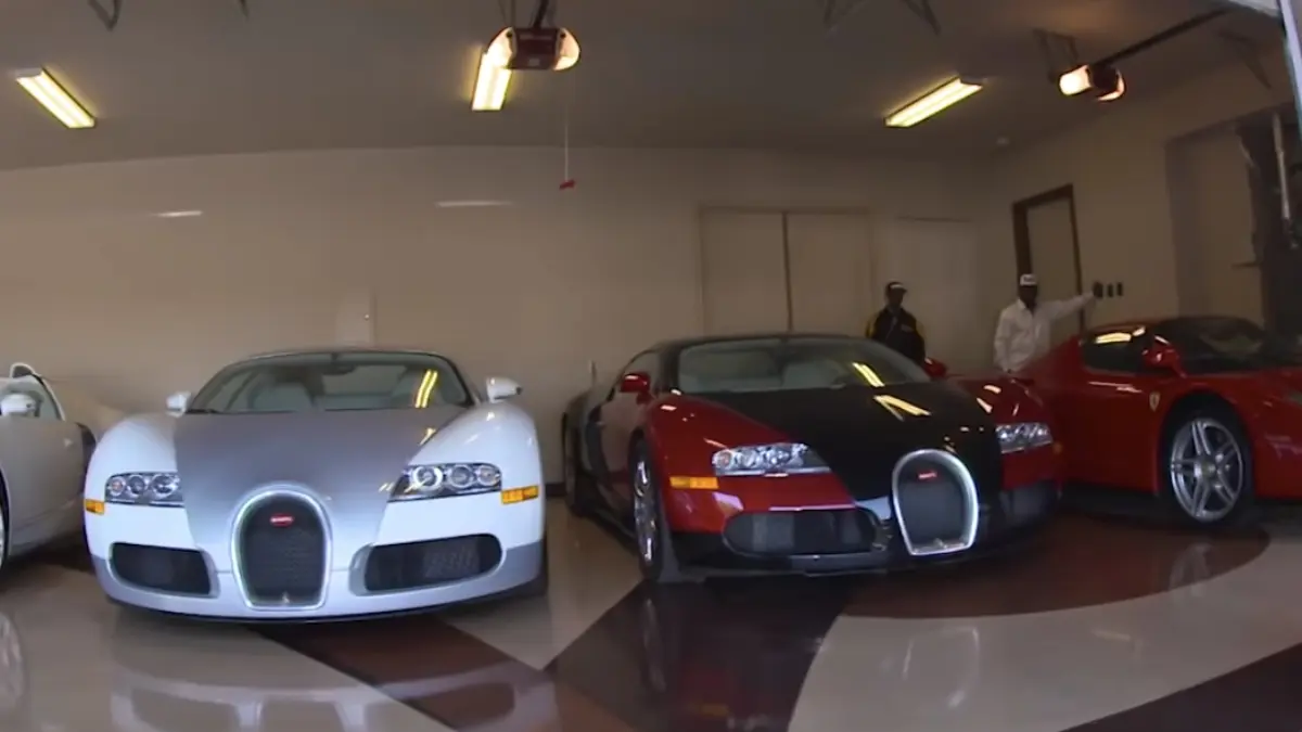A Floyd Mayweather Jr. le gusta comprar varios autos del mismo modelo, en este caso de Bugatti, ya que los vende o los reparte en las diferentes mansiones que posee. 