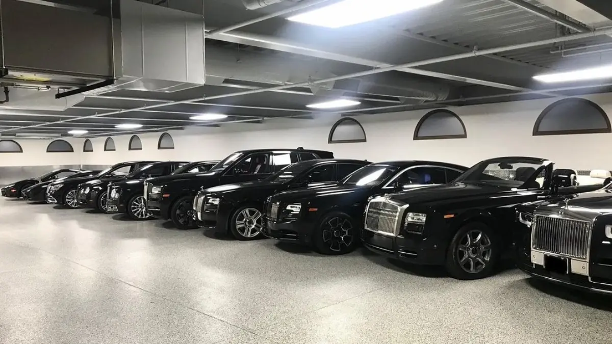 Aparte de los mencionados, el pugilista también cuenta con coches de automotrices reconocidas como Rolls Royce, Lamborghini, Mercedes entre otros, además de modelos que sólo hay pocas unidades en el mundo. 