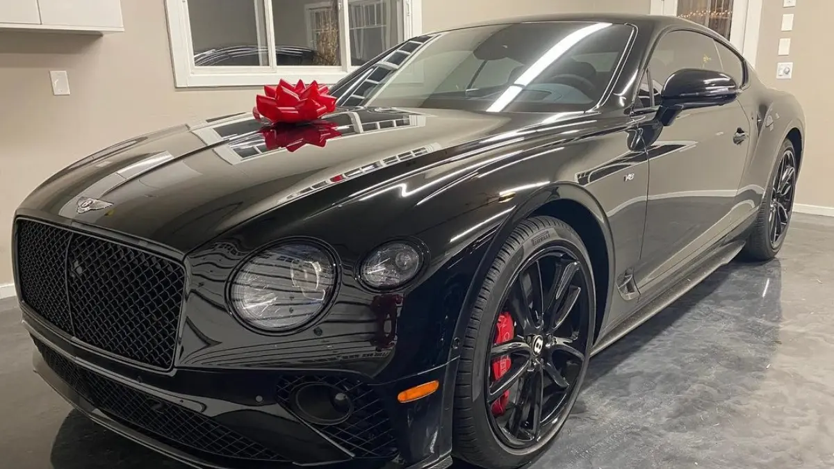 BENTLEY: También tiene varios modelos de la empresa británica en su colección; en diciembre del 2019, presumió en redes sociales que se regaló el modelo Continental más reciente, que tiene un valor de 218 mil dólares (alrededor de cuatro millones 400 mil pesos). 