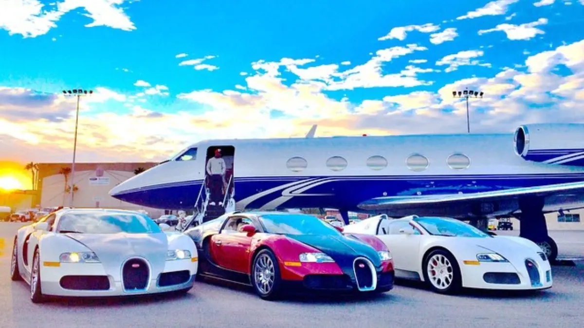 Uno de los modelos más importantes que compró fue el Bugatti Veyron Grand Sport Vitesse, ya que reveló en Instagram que lo adquirió por tres mil millones de dólares (alrededor de 70 millones de pesos mexicanos). 