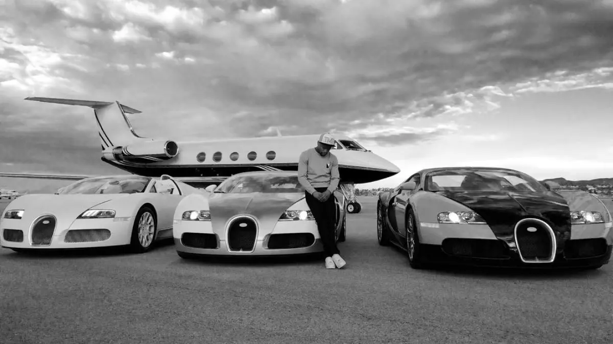 También presumió que compró tres modelos del Bugatti Grand Sport Chassis por dos millones de dólares cada uno (40 millones de pesos).