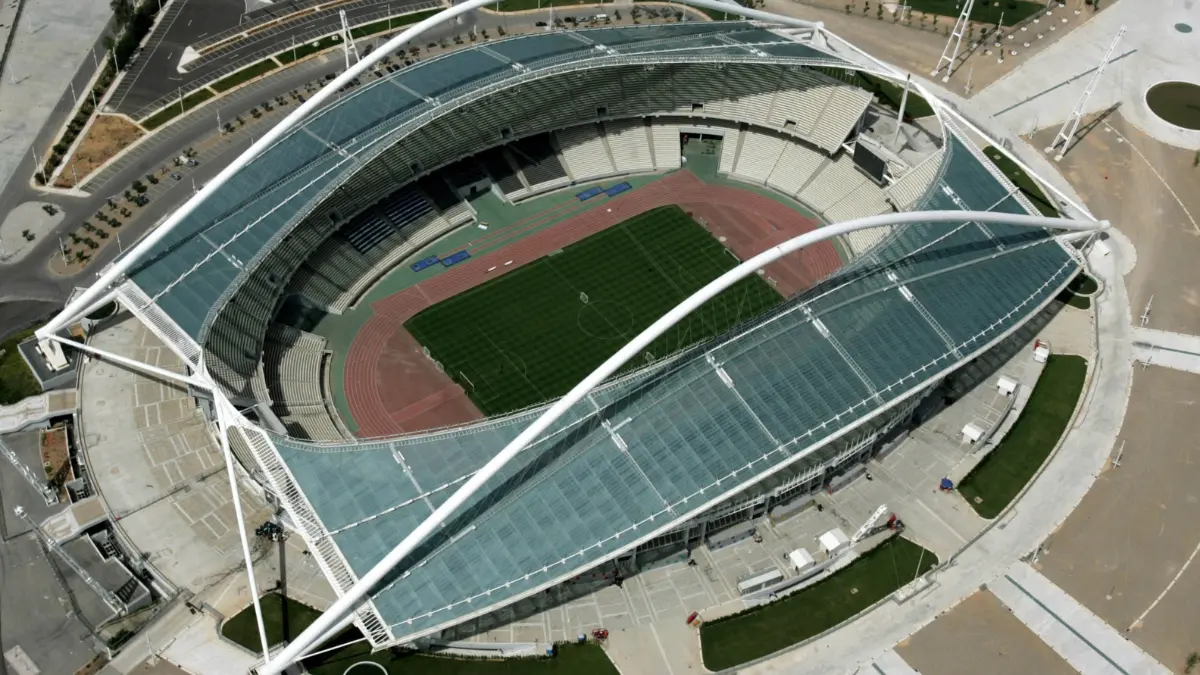 Estadio Olímpico de Atenas. Creado en 1982 y remodelado en 2004, también conocido como ´Spyros Louis´, es el principal estadio del Complejo Olímpico de Deportes de Atenas en Grecia, fue la sede principal de los Juegos Olímpicos de Atenas 2004 y tiene una capacidad máxima de 75 mil espectadores.