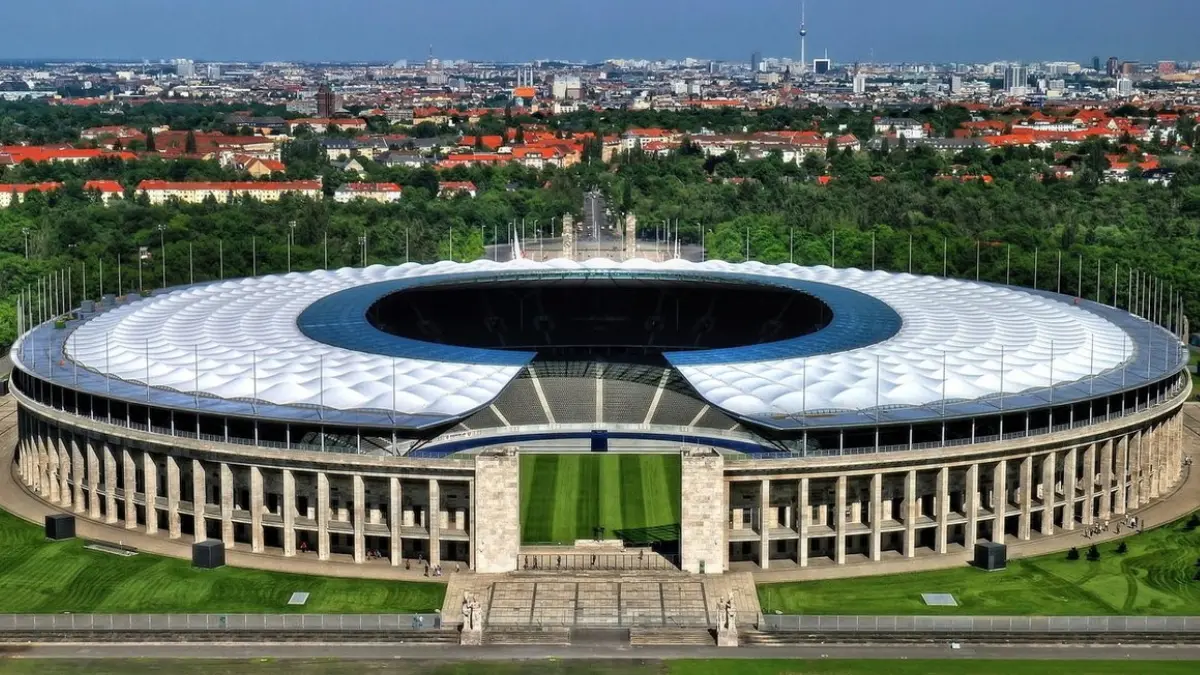 Berliner Olympiastadion. El Estadio Olímpico de Berlín está ubicado en el distrito de Charlottenburg de la capital alemana, fue sede de los Juegos Olímpicos de Berlín 1936, además de partidos mundialistas en 1974 y 2006. También ha sido parte de Eurocopas, con una capacidad de 74 mil espectadores.