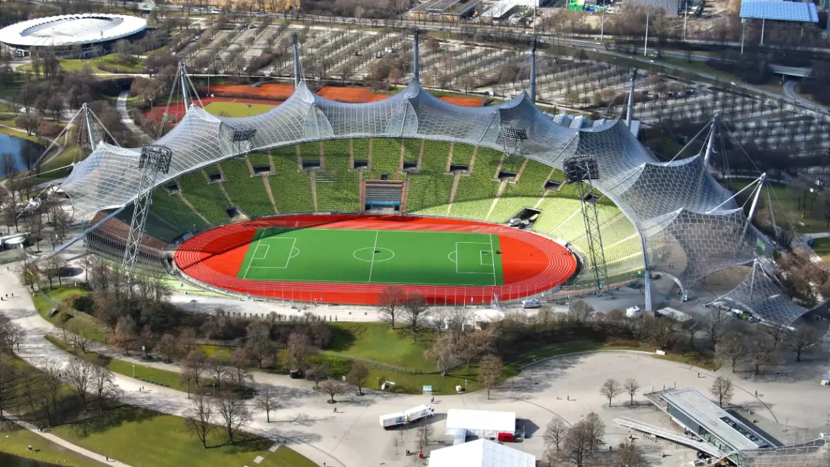 Olympiastadion München. Localizado en la ciudad de homónima de Alemania, el Estadio Olímpico de Múnich se construyó para albergar los Juegos Olímpicos en 1972, posteriormente se aprovechó su capacidad de poco más de 69 mil espectadores para dar lugar a la Copa del Mundo de 1974 y una Eurocopa en 1988. 