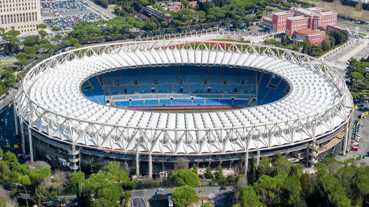 Stadio Olimpico di Roma. Situado en la capital de la región de Lazio en Italia, tiene una capacidad de casi 73 mil espectadores y fue inaugurado en 1953. Fue la sede de los Juegos Olímpicos de 1960 y de la final de la Copa Mundial de Fútbol en 1990, originalmente fue pensado que llevara el nombre de «Stadio dei Cipressi» (En español: 'Estadio de los Cipreses').