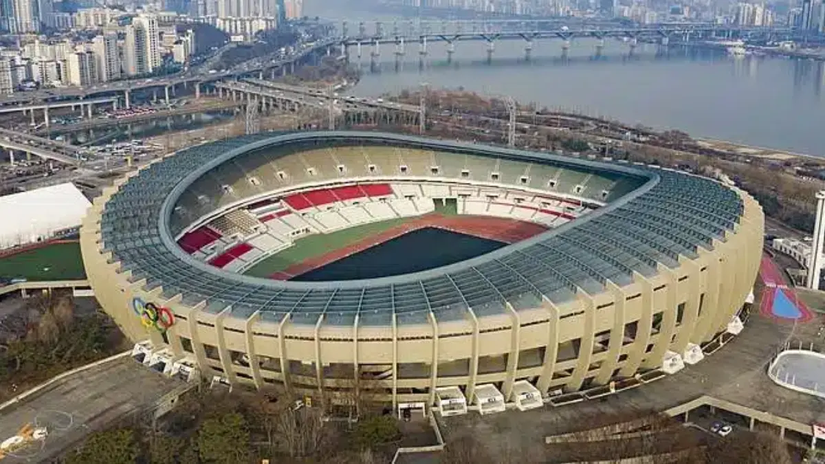 Seo-ul Ollimpik Jugyeonggijang. El Estadio Olímpico de Seúl fue sede de los Juegos Olímpicos en 1988, está ubicado en la capital de Corea del Sur y también fue pensado para albergar la decima edición de los Juegos Asiáticos de 1986. Es la pieza central del Complejo Deportivo de Jamsil en el Distrito Songpa-gu y fue fundado desde 1984 con una capacidad de casi 70 mil personas.