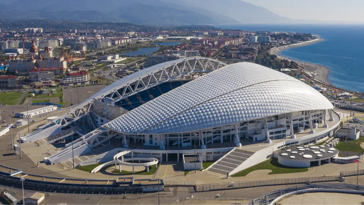 Olimpiyskiy Stadion ´Fisht´. Con una capacidad para 48 mil espectadores, el Estadio Olímpico de Sochi o ´Fisht´ es un recinto aún joven inaugurado en 2013 con la finalidad de albergar las ceremonias de los Juegos Olímpicos de 2014, aprovechado también para Copa FIFA Confederaciones 2017 y de la Copa Mundial de Fútbol de 2018 en Rusia.