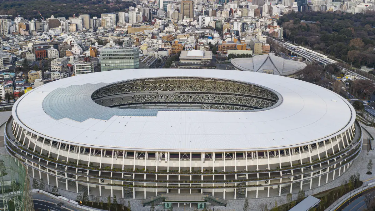 Estadio Olímpico de Tokio. También nombrado el Nuevo Estadio Nacional para no ser confundido con su antecesor, está ubicado en Kasumigaoka, Shinjuku en Japón, fue inaugurado en 2019 como principal recinto para los Juegos Olímpicos de 2020, tiene un aforo de 68 mil personas y ha sido adaptado hasta para 80 mil.