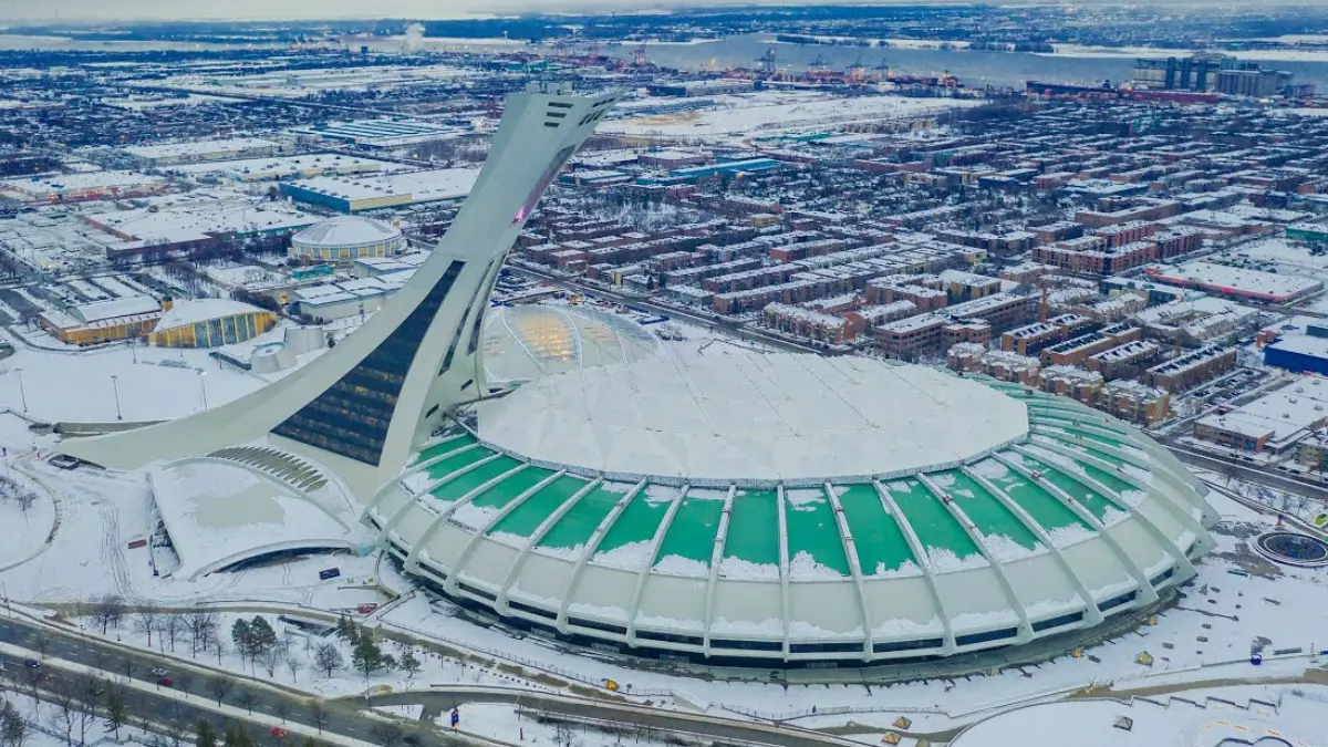 Stade Olympique de Montréal. Construido con una capacidad para 58 mil espectadores, el Estadio Olímpico de Montreal ubicado en la provincia de Quebec, fue escenario de los Juegos Olímpicos de 1976. Fue casa de la selección canadiense de fútbol y principalmente alberga partidos de beisbol. 
