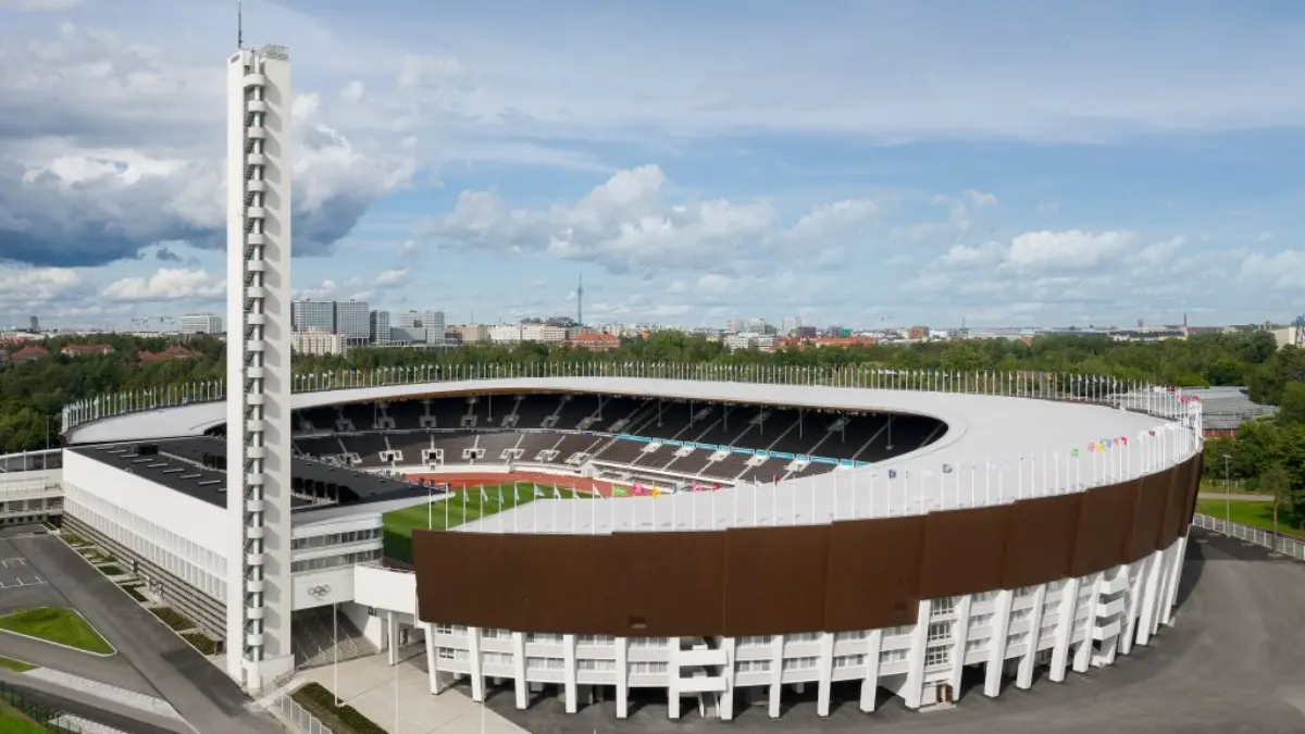 Helsingin Olympiastadion. El Estadio Olímpico de Helsinki está ubicado en la ciudad homónima de Finlandia y forma parte del distrito de Töölö, es destacado por ser el recinto más grande del país con una capacidad de alrededor de 40 mil usuarios. Fue inaugurado en 1938 para ser el centro de las actividades en los Juegos Olímpicos de 1952.