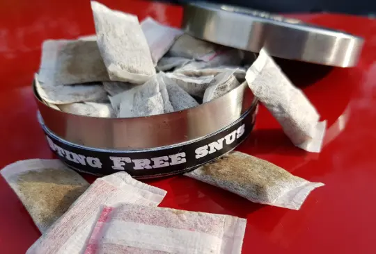 El Snus ya es considerada como La Droga de la Premier debido a que se han viralizado videos donde futbolistas las consumen en pleno partido.