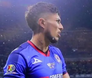 Carlos Salcedo estalla contra el arbitraje y asegura que "cambian las reglas cada semana"