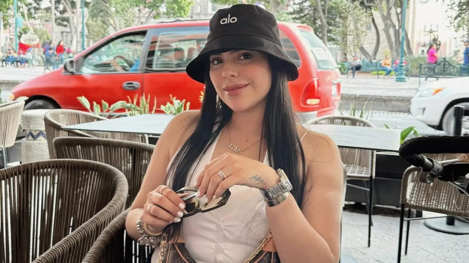 También ha llamado la atención en el pasado por defender a su pareja en redes sociales de las críticas.