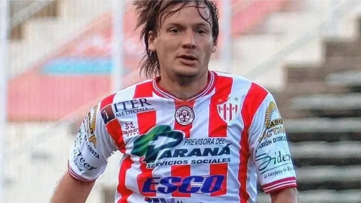 Cristian Gómez. El futbolista argentino murió luego de una descompensación que derivó a un ataque cardiaco mientras disputaba un partido con el Atlético Paraná en 2015 contra Boca Unidos de Corrientes por la Primera B Nacional.