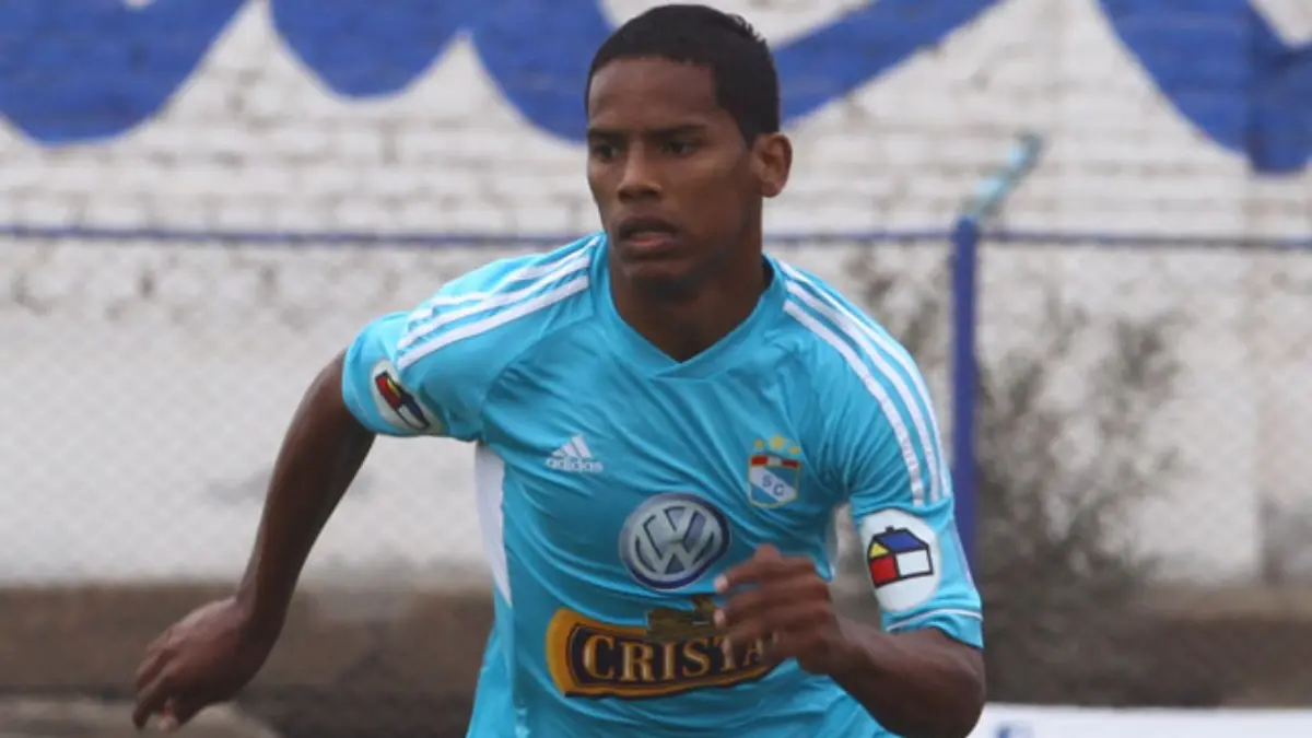 Yair Clavijo. Con tan sólo 18 años, el jugador peruano sufrió un paro cardiorrespiratorio a cinco minutos de terminar el partido entre el Sporting Cristal, club donde militaba, y el Real Garcilaso. 