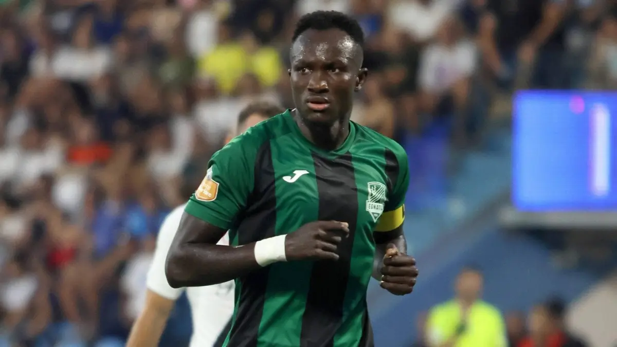 Raphael Dwamena. Jugador de la selección de Ghana, se desvaneció durante un partido del Egnatia de la Serie A de Albania, a pesar del intento de reanimación en la cancha, murió en un hospital donde se señaló que ya tenía antecedentes cardiacos.