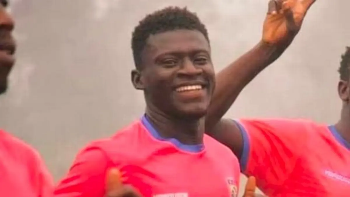 Moustapha Sylla. Lateral del Racing Club de Abiyán, falleció tras caer súbitamente, producto de un paro cardiaco, cuando se encontraba en una de las bandas del campo en el estadio Robert-Champroux perteneciente al Racing Club de Abiyán que enfrentaba al Sol FC en la Liga de Costa de Marfil.