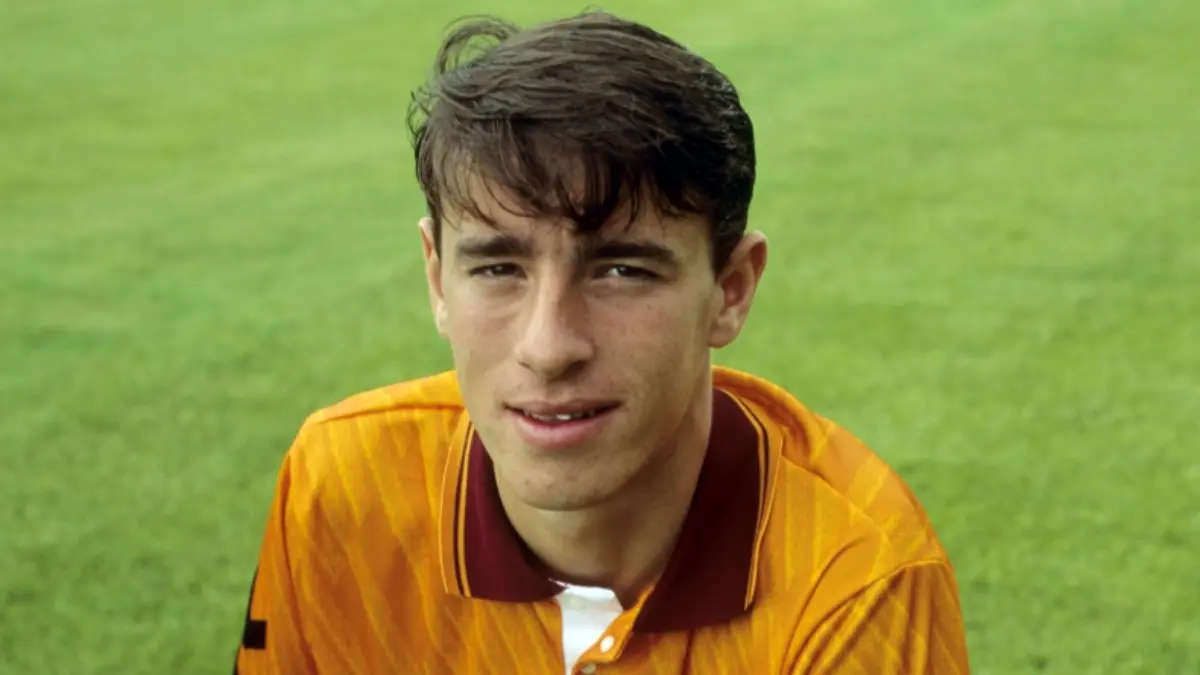 Phil O'Donnell. El capitán del Motherwell escocés sufrió de un ataque al corazón cuando iba a ser sustituido mientras mantenían un duelo ante el Dundee United, a pesar de recibir atención médica, murió en la ambulancia cuando ya se encontraban camino a un hospital.